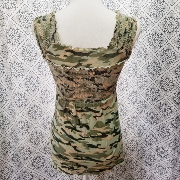 Green Camo Printed Elastic Smocked Sleeveless Top - Picture 6 of 7